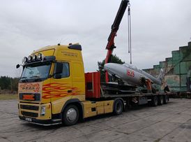 Rozładunek Iskry przed Pilskim Muzeum Wojskowym.