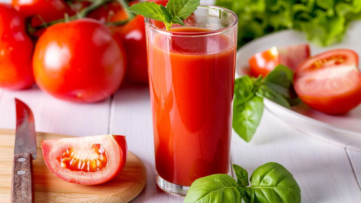 Dobrym sposobem na uzupełnienie elektrolitów jest picie soku pomidorowego.