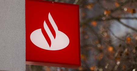 Santander ostrzega. "Proszą o przyłożenie karty do telefonu"