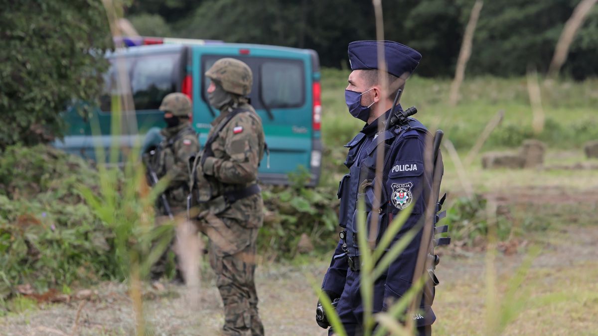 Usnarz Górny, 24.08.2021. Policja i wojsko w pobliżu miejscowości Usnarz Górny (pow. sokólski), 24 bm. Mija kolejny dzień, w którym grupa cudzoziemców koczuje na granicy polsko-białoruskiej. Przejścia na polską stronę pilnują żołnierze i funkcjonariusze SG. Natomiast z białoruskiej strony przed ewentualnym odwrotem zagradzają im drogę tamtejsze służby. (kf) PAP/Artur Reszko