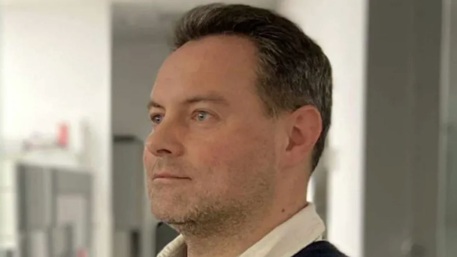 Były wicenaczelny "Wyborczej" poza mediami. Rozwija własny serwis i pisze książkę