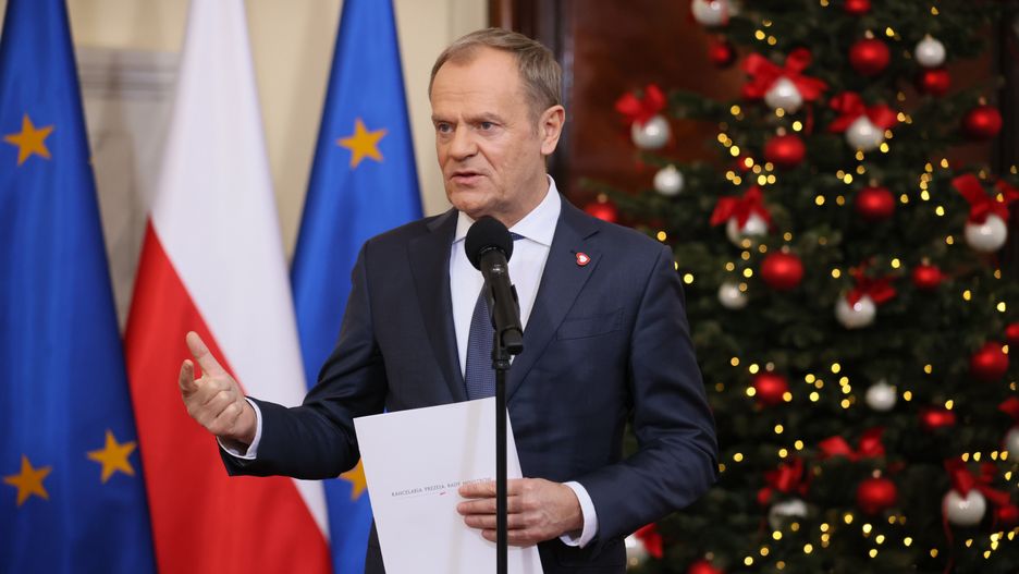 Warszawa, 19.12.2023. Premier Donald Tusk podczas konferencji prasowej po posiedzeniu rządu w siedzibie KPRM w Warszawie, 19 bm. Konferencja dot. projektu budżetu na 2024 r. (jm) PAP/Leszek Szymański