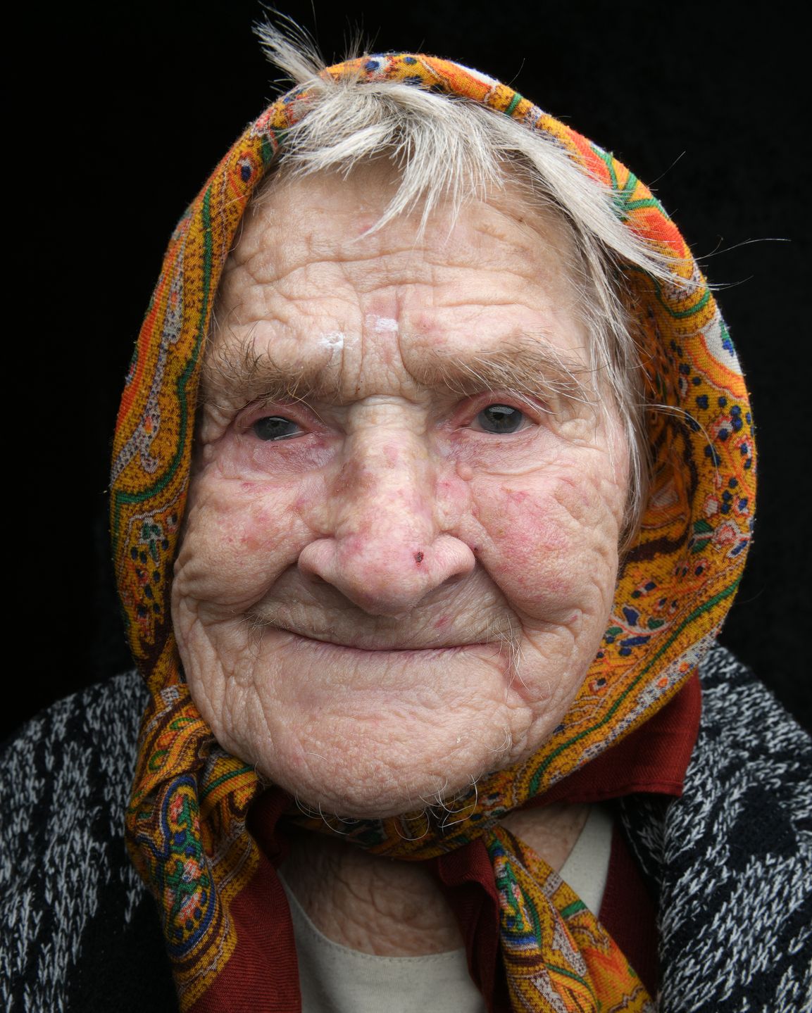 Maria Otręba, rodowita skawianka, od paru tygodni mieszka w przytulnym, ciepłym pokoiku na piętrze domu opieki w Rokicinach Podhalańskich. Drzwi przy końcu długiego korytarza nie są zamknięte. Pani Maria poleguje na łóżku. Nie żeby chora była. Ot, tak sobie odpoczywa. Już się do roboty spieszyć nie musi ani siana składać w kopy, krowy też nie ryczą głodne. I chłopu, co z drogi dalekiej wrócił, też nie trzeba strawy przygotować. 
– Dobrze mi tu, naprawdę. Wszyscy dobrzy są, tylko człowiek tęskni za domem. – Staruszka zawiesza głos i wraca myślami do swojej gazdówki, oddalonej od ośrodka o jakieś pięć kilometrów w linii prostej. – Tak żeśmy się z synem dogadali, że tu zamieszkam. On przecież do roboty iść musi, koło chałupy się zakrzątnąć, a przy mnie na nic czasu nie miał. Bo ja jakąś taką obawę w sobie mam, że sama w domu nie zostanę. Jak usłyszałam, że się u nas w Skawie wilki pojawiły i barany zarżnęły, to synowi na grzyby iść nie dałam. Śmiał się, że się wilków nie boi i że przecież traktorem pojedzie, to mu wilki nagwizdać mogą. Ale w końcu nie pojechał. 

Łatwego życia Marysia nie miała. Ledwie roczek skończyła, a jej mamę czerwonka zabiła. Zaraza wielokrotnie przechodziła przez wioskę, niby przeciąg. Za każdym razem na cmentarzu świeżych mogił przybywało. Z mamą rozmawiała Marysia tylko we śnie. Rodzicielka zapewniała: „Nic się nie martw, córeczko, ja po ciebie niedługo przyjdę”. Marysia czekała rok, dwa, dziesięć, dwadzieścia, pięćdziesiąt, osiemdziesiąt, sto lat… I się nie doczekała.