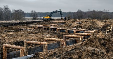 Ogromny plac budowy. Walczą i kopią okopy