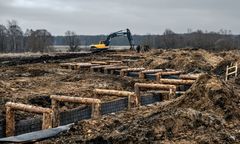 Ogromny plac budowy. Walczą i kopią okopy