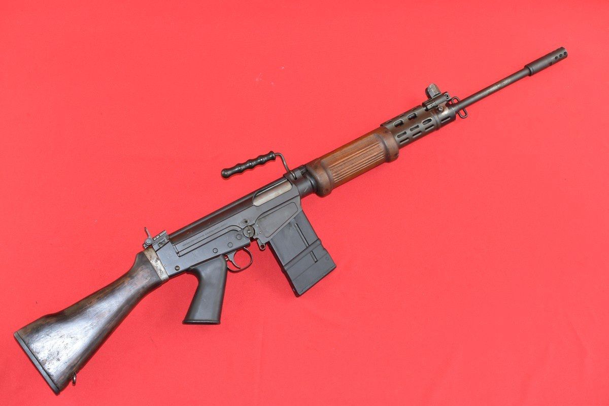 Izraelski FN FAL, który jak widać niezbyt się nadawał do walki miejskiej.