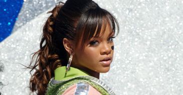 Rihanna nosi plastry na sutkach!