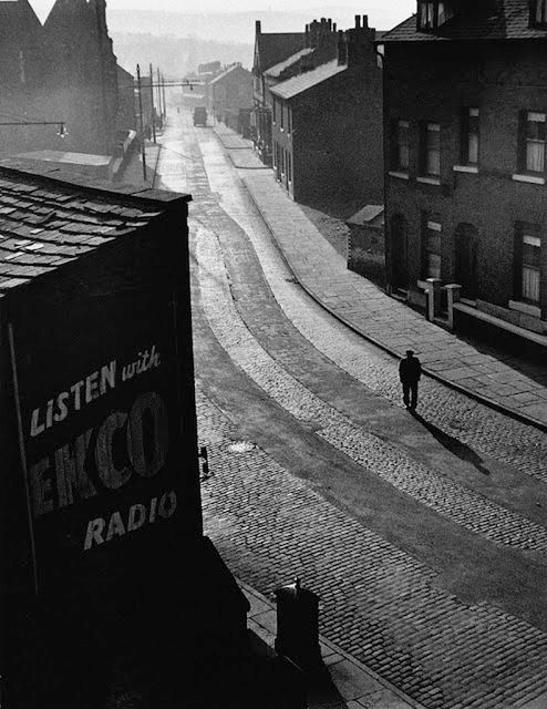 Mocne, czarno-białe fotografie uliczne z Londynu lat 30. i 40. 14
