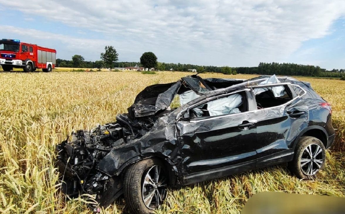 Dwóch 18-latków zginęło w wypadku na drodze lokalnej w Stasinowie 