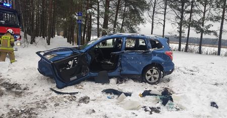 Jechali subaru przez las, po chwili auto dachowało w kanale wodnym. Życia kierowcy i pasażera nie udało się uratować