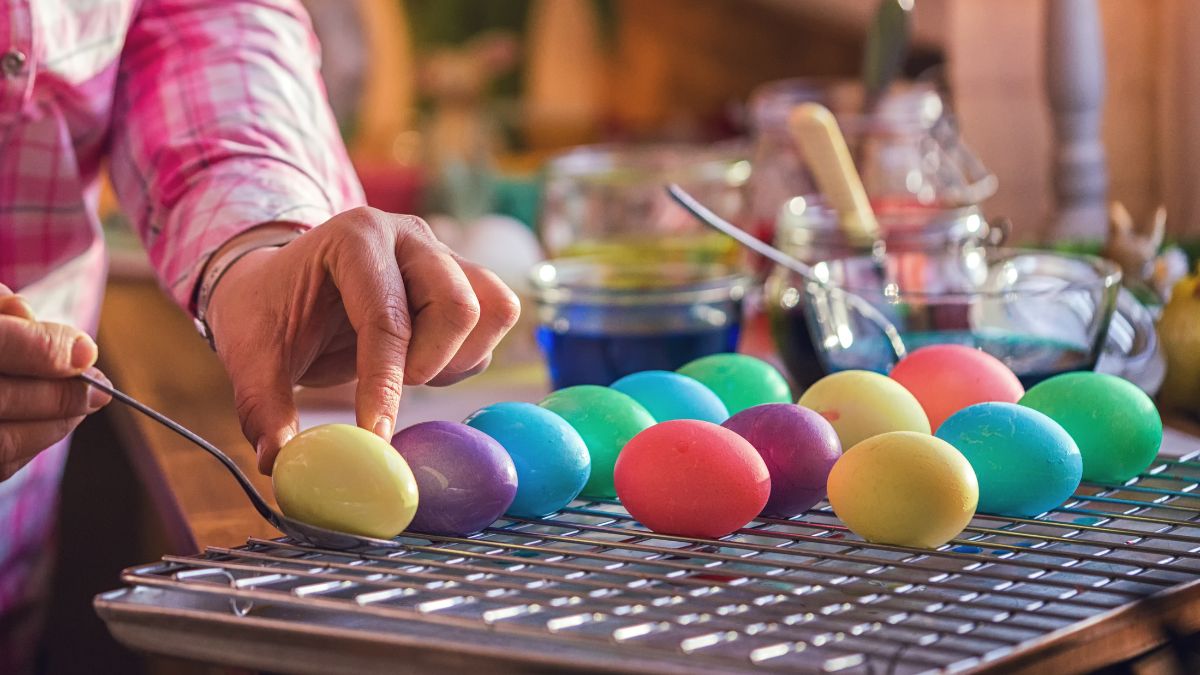 Naturalne barwniki do pisanek stworzysz za pomocą warzyw i przypraw