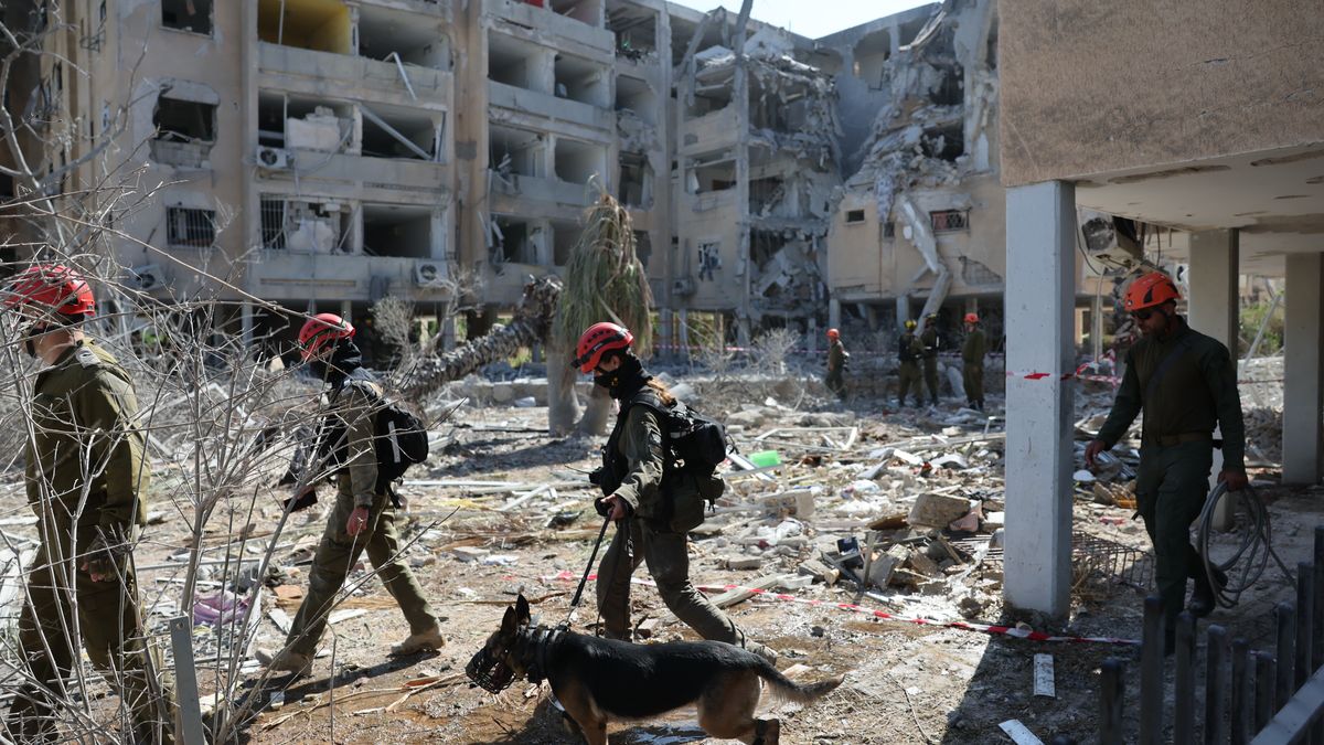 Israeli emergency teams work at the site of an Iranian missile strike in a residential area in Holon, central Israel, 19 June 2025. Israel's military stated Iran launched a barrage of ballistic missiles at Israel overnight. Magen David Adom (MDA), Israel's national emergency services, reported dozens of injured across Israel, with some in critical condition. EPA/ABIR SULTAN Dostawca: PAP/EPA.