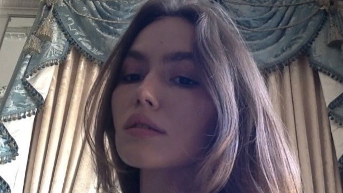 Córka Hanny Lis pozuje topless z papierosem. Inspirująca? 