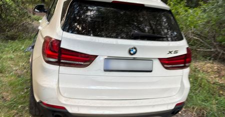 Kraków: 19-latek ruszył BMW na policjanta. Uciekł, porzucił auto, a dwa dni później wpadł w pociągu