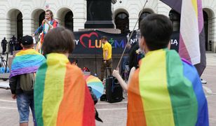 Splunął na osobę z flagą LGBT. Doszło do przepychanek na oczach policji