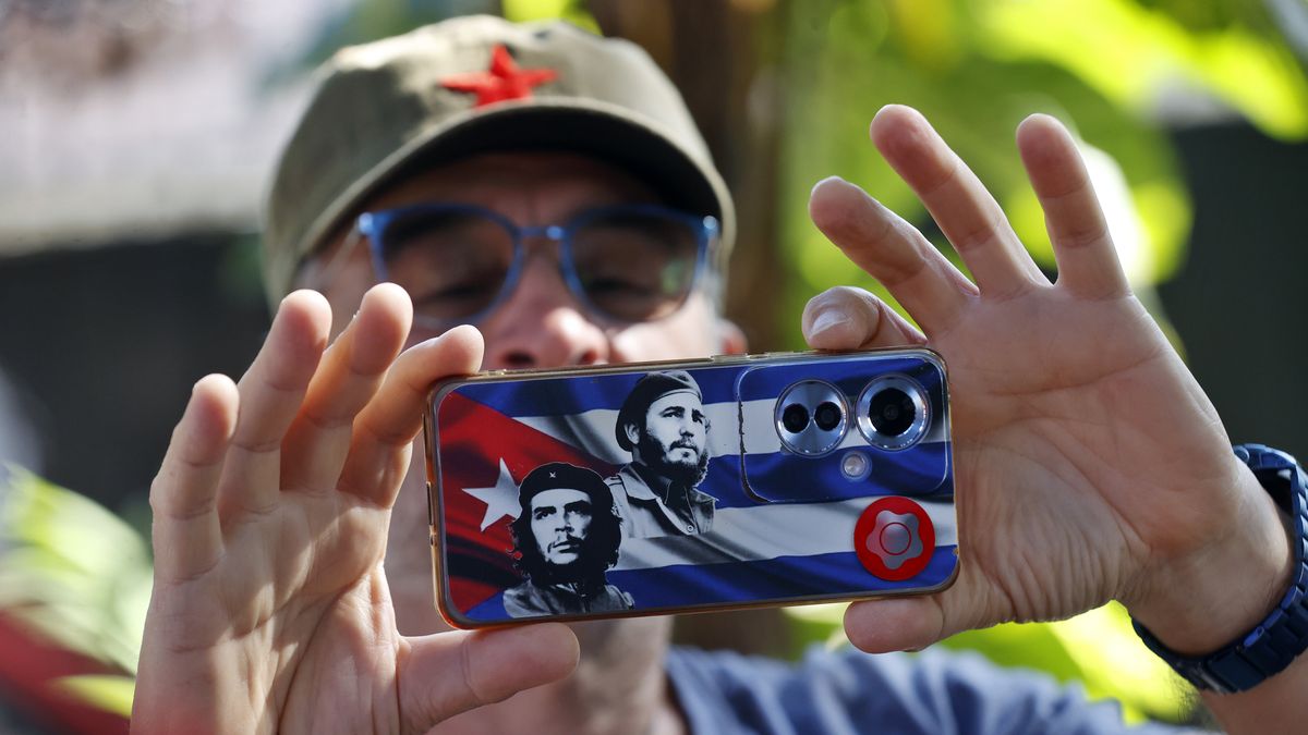 epaselect epa12839536 A person takes a photo during an event at the Cuban Institute of Friendship with the Peoples (ICAP) in Havana, Cuba, 21 March 2026. The global convoy Nuestra America, an initiative launched by the Progressive International in support of Cuba amid energy restrictions resulting from the US embargo, is heading to Havana with humanitarian aid and activists from around the world, inspired by flotillas organized in other crisis contexts. EPA/ERNESTO MASTRASCUSA / POOL Dostawca: PAP/EPA.