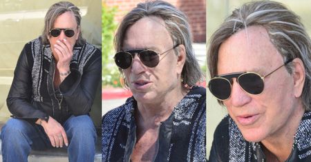 Zadumany Mickey Rourke relaksuje się z fryzjerem przed ulubioną pizzerią (FOTO)