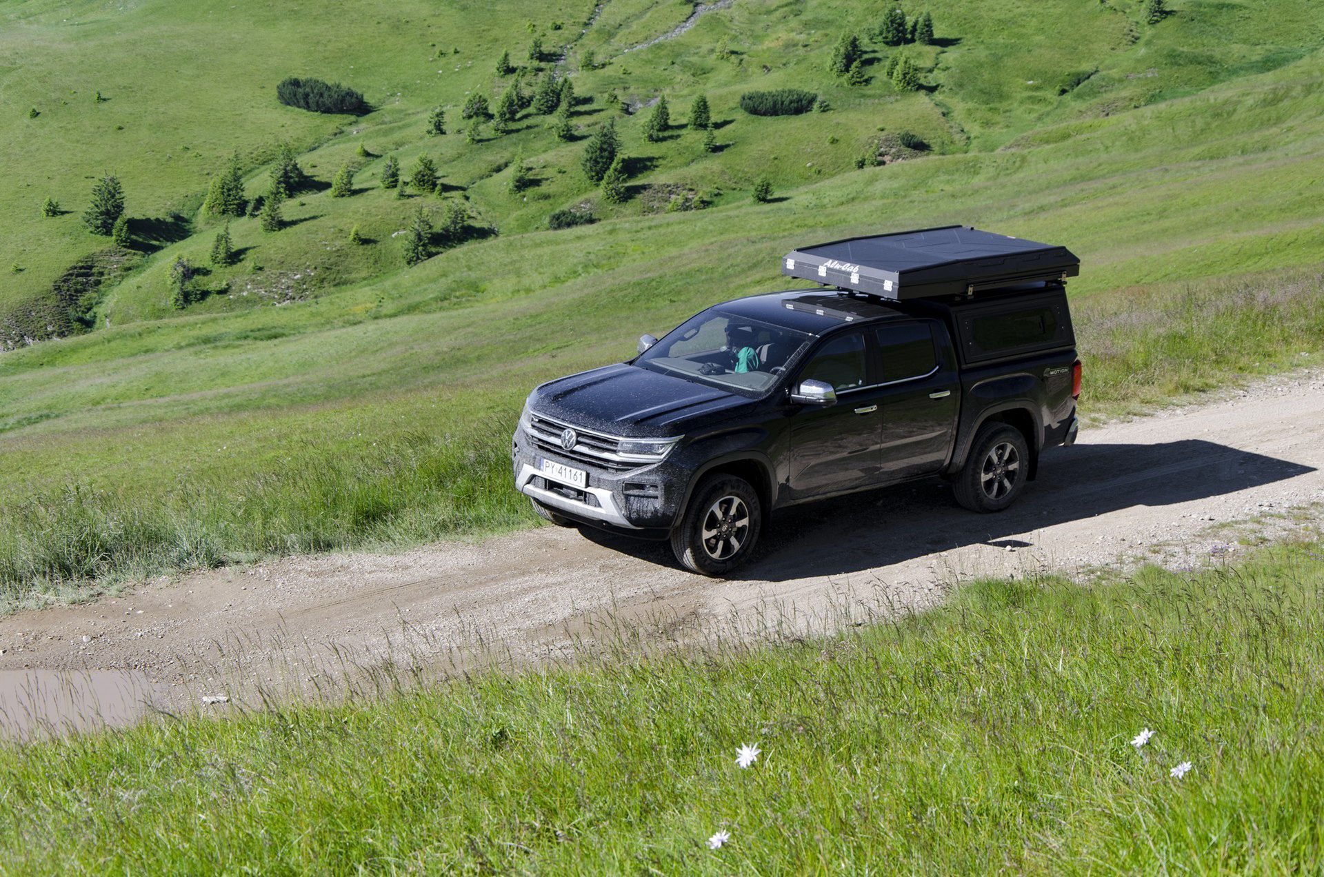 VW Amarok z zabudową i namiotem Alu-Cab