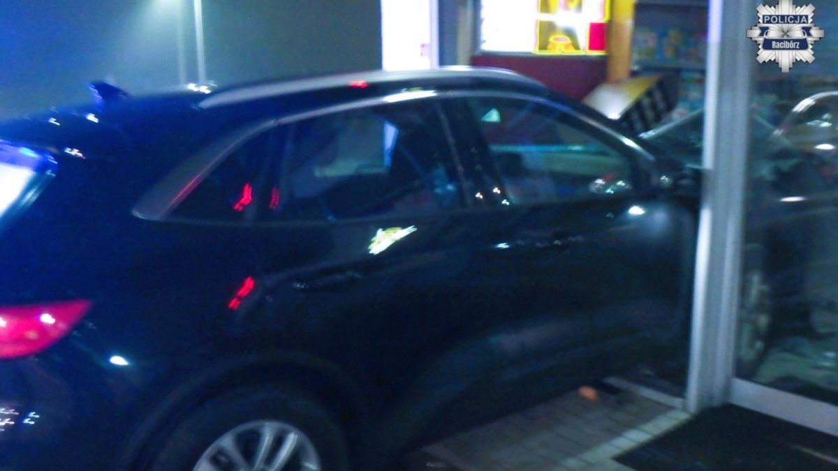 69-latek wjechał w budynek stacji paliw.