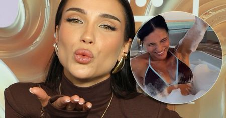 Odziana w bikini i pianę Natsu swawoli na wywczasie. Tak balanguje z dala od Polski [ZDJĘCIA]