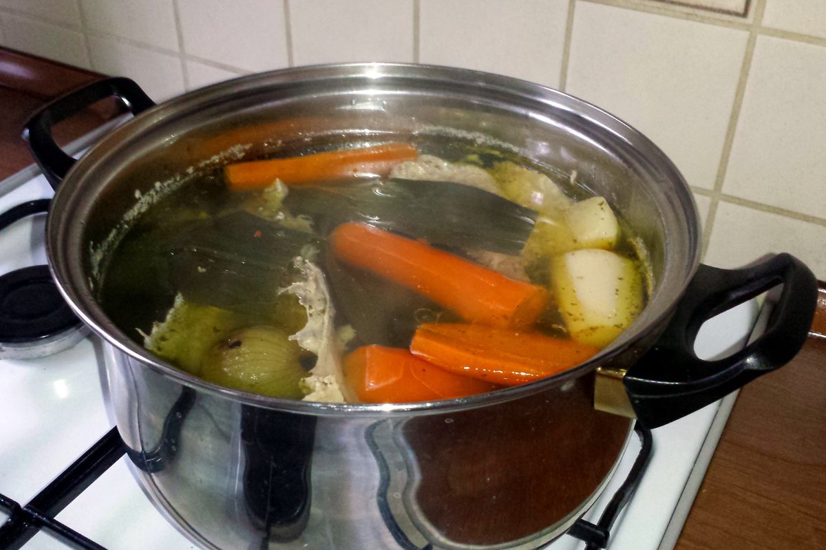 How to fix salty chicken broth: Simple kitchen hacks revealed