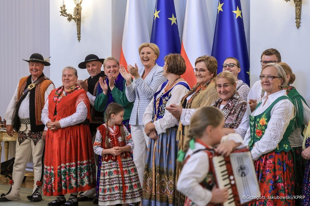 Agata Kornhauser-Duda w modnej marynarce w kratkę vichy 