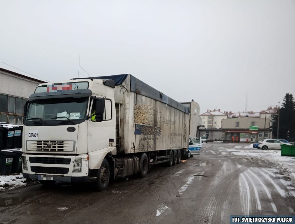 Ciężarówka na slickach zatrzymana w Kielcach. Uchybień było znacznie więcej