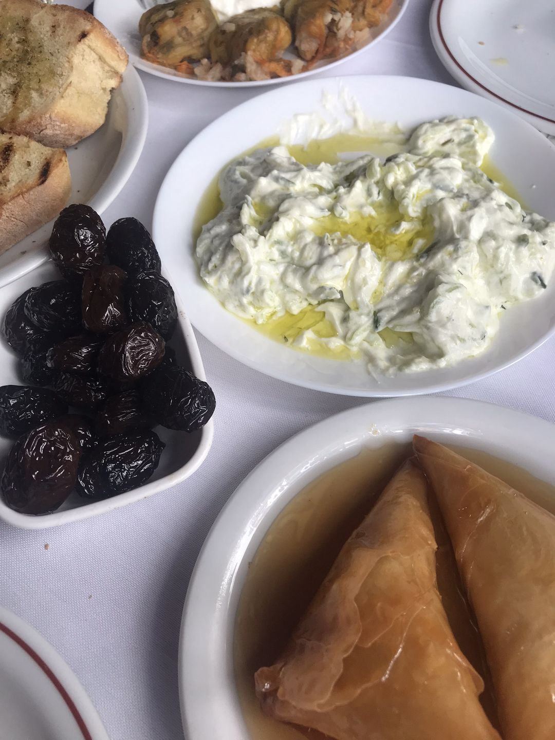 Sekretem prawdziwych tzaztików jest prawdziwy grecki bardzo gęsty jogurt. Na zdjęciu także przysmak, któremu trudno się oprzeć: ser feta zapiekany w cieście filo i oblany miodem. Uwaga, to bomba kaloryczna!