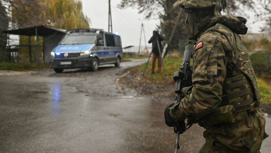 Eksplozja w Przewodowie
PRZEWODOW, POLAND - NOVEMBER 17: A Polish soldier is seen at the entrance to the village of Przewodow in the Lublin Voivodeship, seen on November 17, 2022 in Przewodow, Poland.
Two men were killed on Tuesday afternoon in an explosion near the village of Przewod�w in south-eastern Poland, very close to the Ukrainian border.
Uniformed services are still searching around the village of Przewod�w near the place where the explosion occurred. Artur Widak / Anadolu Agency/ABACAPRESS.COM
AA/ABACA