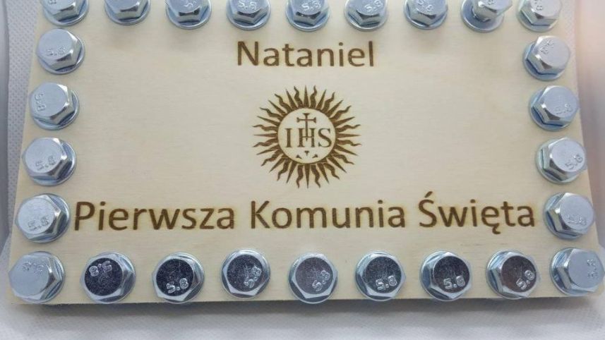 Koperta z imieniem dziecka wykonana jest ze sklejki grubości 5 milimetrów. 