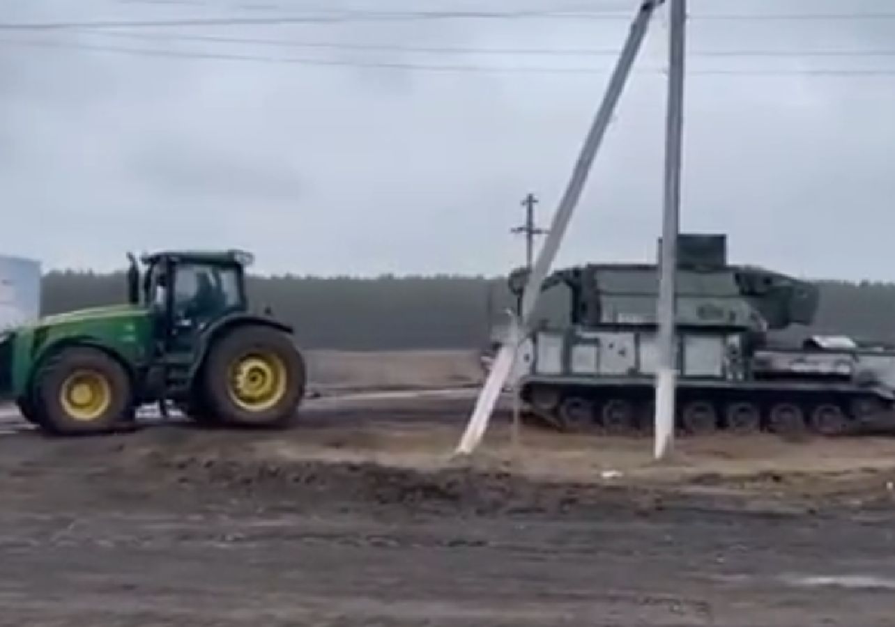 Ukraińscy rolnicy przechwycili wyrzutnię rakiet. Podpalali ją w polu