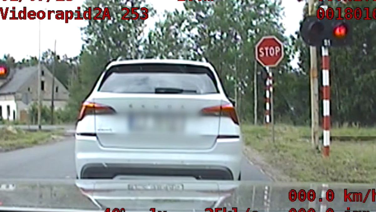 Kierująca zlekceważyła czerwone światło na przejeździe i dostała srogi mandat