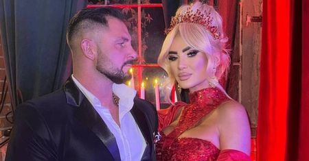 Izabela Macudzińska wdzięczy się na urodzinach kliniki. Internautki jej NIE ROZPOZNAJĄ: "Myślałam, że to Caroline D."