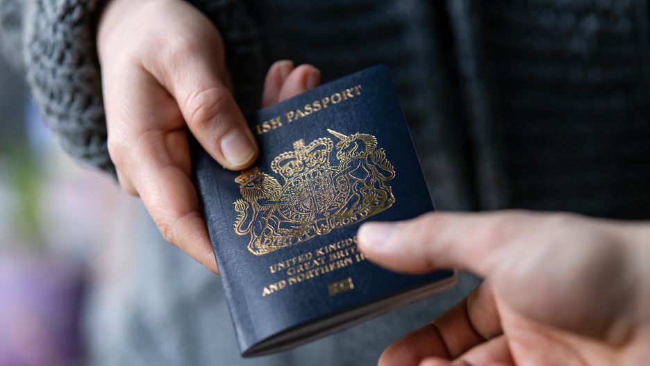 Po śmierci królowej Elżbiety II zajdzie zmiana w brytyjskich paszportach 