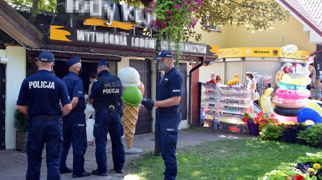 Policja w ramach akcji- "Wakacje- bezpieczna plaża" prowadziła kontrole  przy wejściu na plażę we Władysławowie