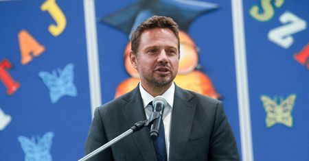 Koronawirus w warszawskich szkołach. Rafał Trzaskowski: niezbędne są zmiany w ofercie zajęć