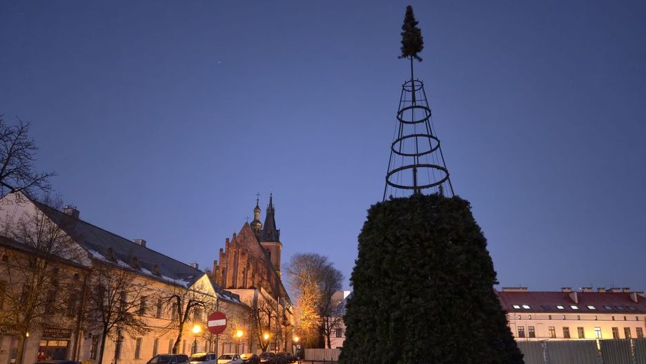 Coraz bliżej święta. Na rynku w Olkuszu trwa montaż choinki