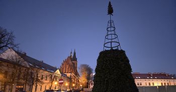 Olkusz: Na rynku trwa montaż choinki. Co z  wigilią mieszkańców?
