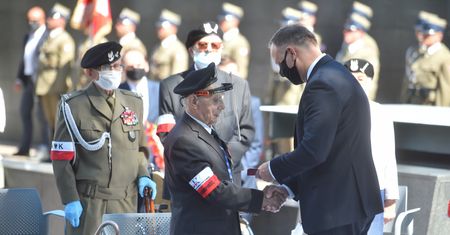 Warszawa. Spotkanie Andrzeja Dudy i Rafała Trzaskowskiego z powstańcami
