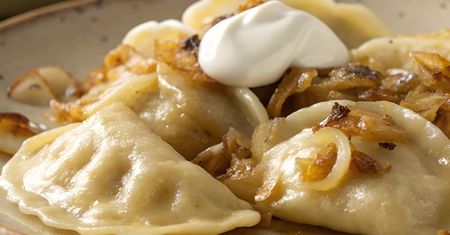 Zerwij i dodaj garść do farszu. Pierogi kościeleckie biją na głowę tradycyjne ruskie
