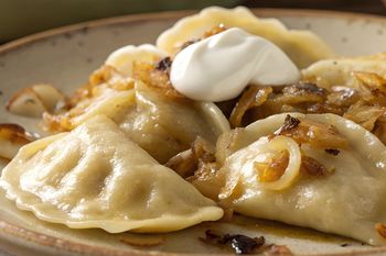 Zerwij i dodaj garść do farszu. Pierogi kościeleckie biją na głowę tradycyjne ruskie