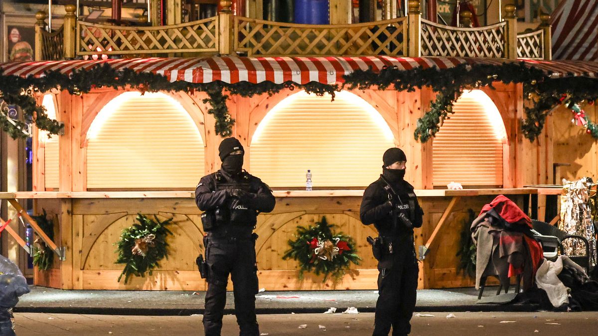 Niemieccy funkcjonariusz na miejscu zamachu w Magdeburgu