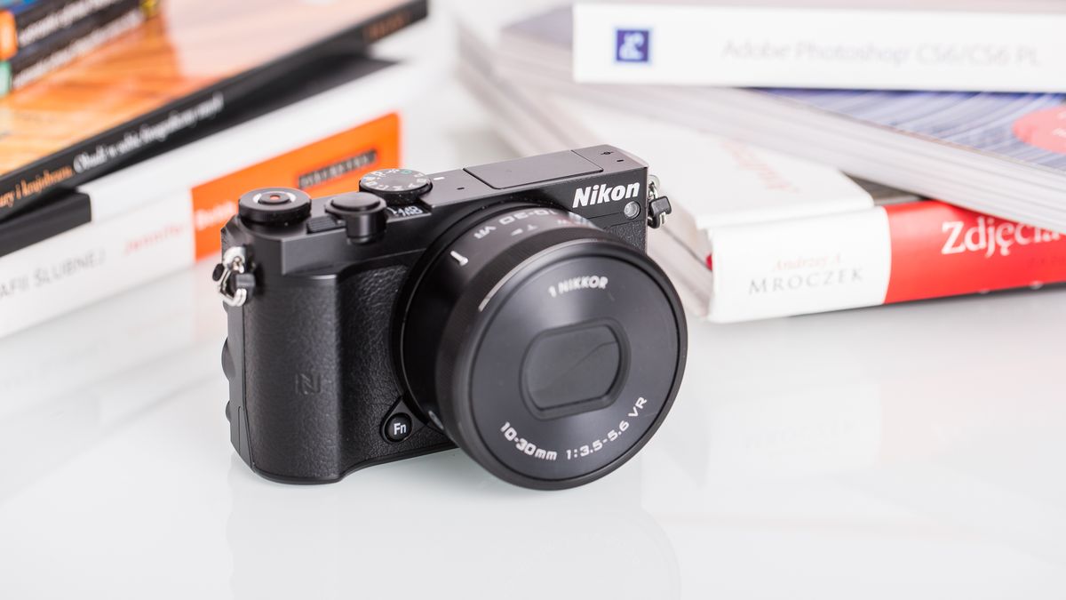 Nikon 1 J5 - mały i solidny bezlusterkowiec dla amatora [test] 1