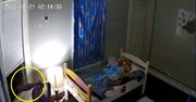 Kamera uchwyciła intruza. Wchodził przez okno do pokoju dziewczynek