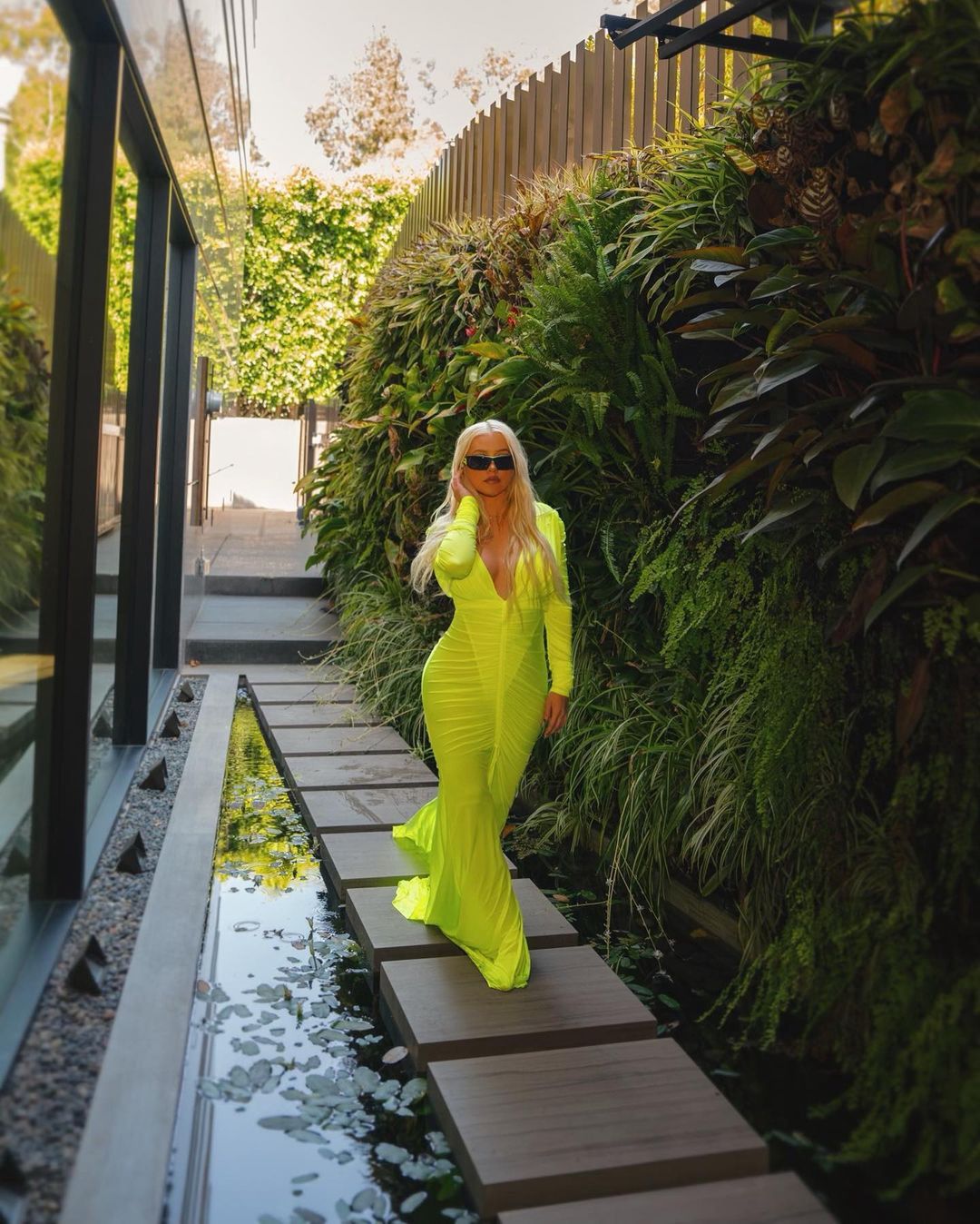 Christina Aguilera w neonowej sukni
