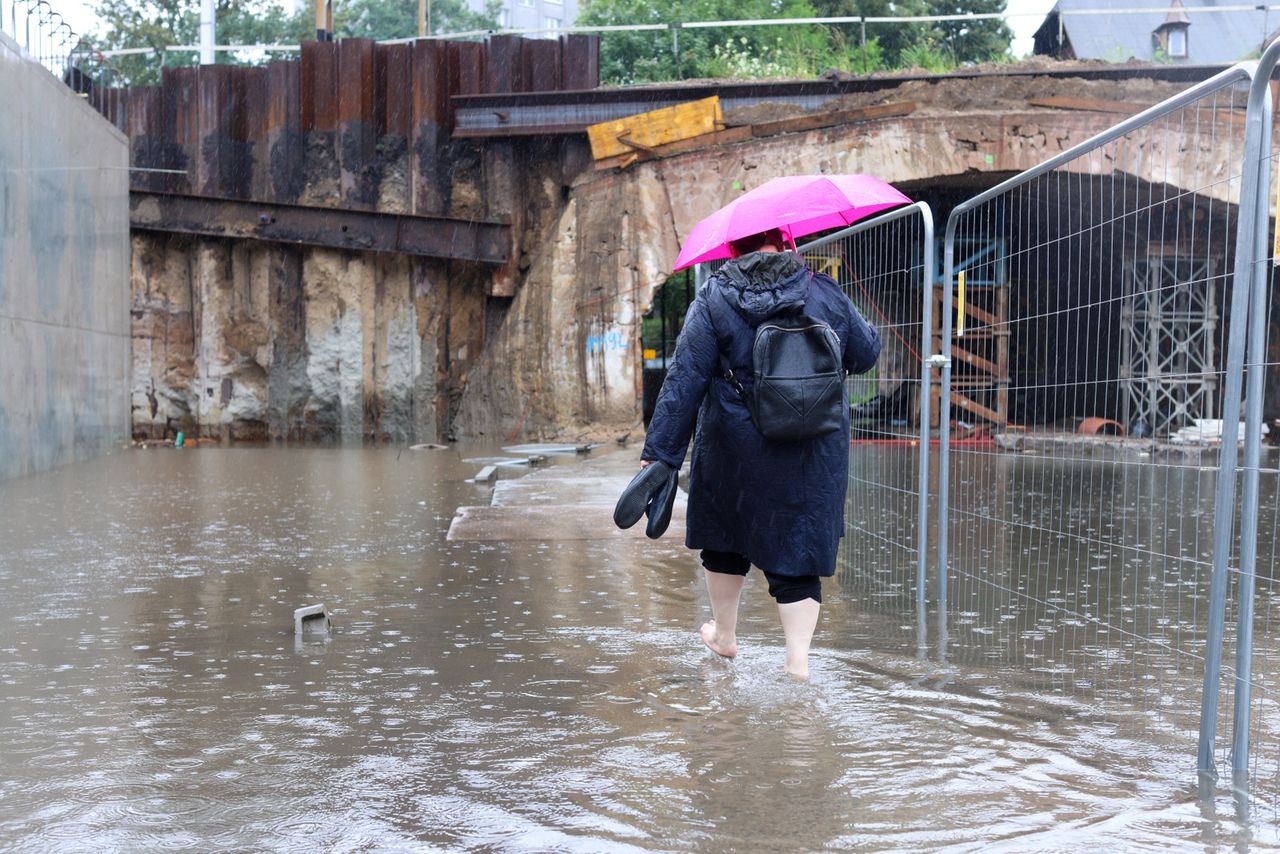 Ulewy nad Polską. Wiadomo, kiedy niż opuści kraj