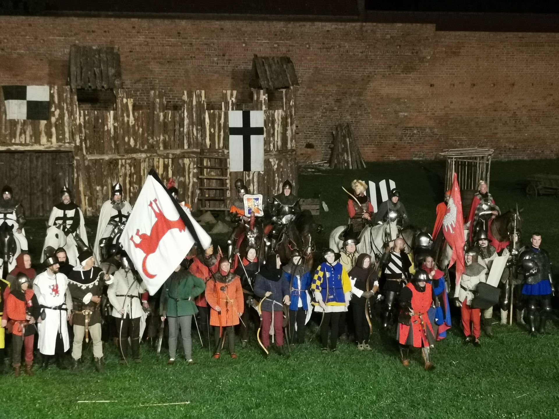 Bohaterami wydarzeń są rekonstruktorzy - ludzie, którzy poświęcają mnóstwo czasu i pieniędzy, aby odtworzyć wydarzenia sprzed wieków