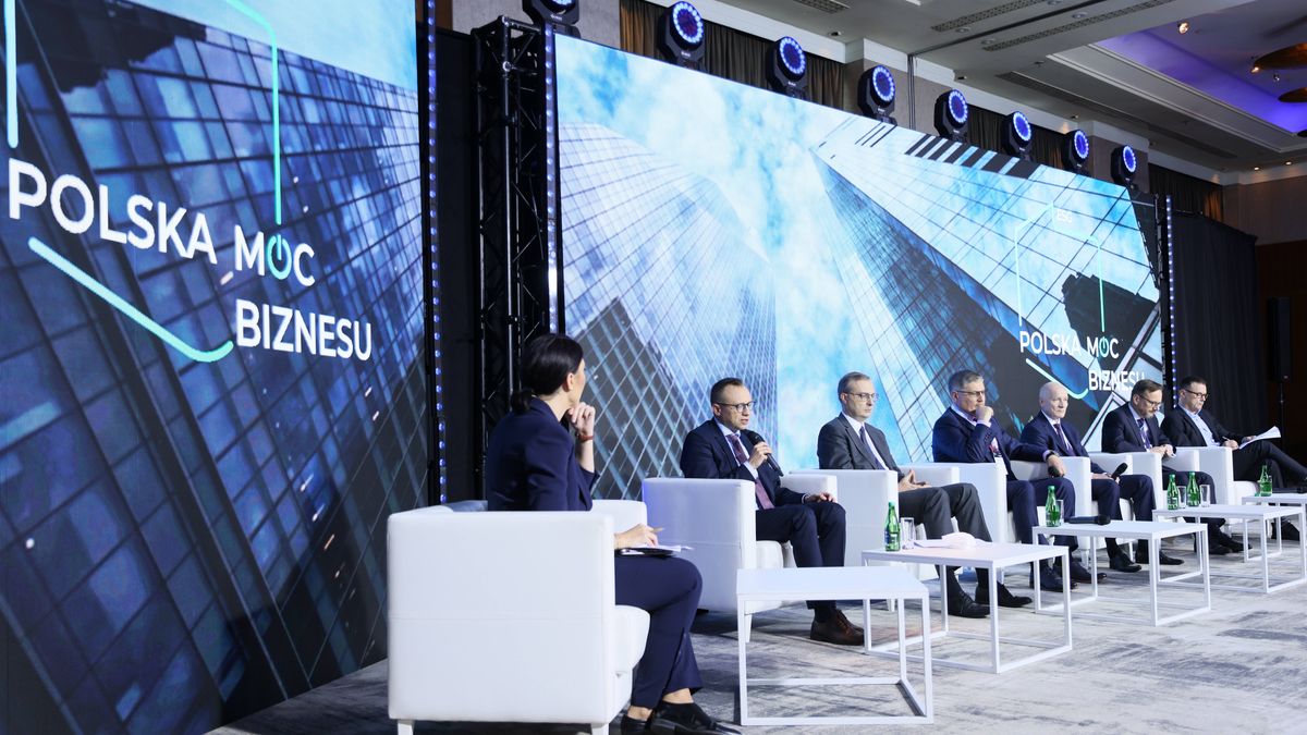 Warszawa, 04.11.2021. Od lewej: moderatorka Kinga Jurga, sekretarz stanu w Ministerstwie Rozwoju i Technologii Artur Soboń, prezes Polskiego Funduszu Rozwoju Paweł Borys, zastępca dyrektora Narodowego Centrum Badań i Rozwoju Przemysław Kurczewski, wiceprezes zarządu Tauron Dystrybucja Waldemar Skomudek, członek zarządu BGK  Radosław Kwiecień oraz wiceprezydent i główny ekonomista Pracodawców RP Paweł Wojciechowski podczas panelu "Silna gospodarka szansą na rozwój polskiego społeczeństwa" w drugim dniu Kongresu ESG Polska Moc Biznesu w hotelu Regent w Warszawie, 4 bm. (kf) PAP/Leszek Szymański