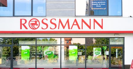 Kultowe perfumy 70 zł taniej. Rossmann przecenia nie tylko to