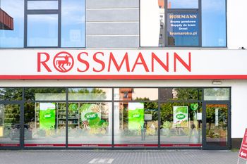 Kultowe perfumy 70 zł taniej. Rossmann przecenia nie tylko to